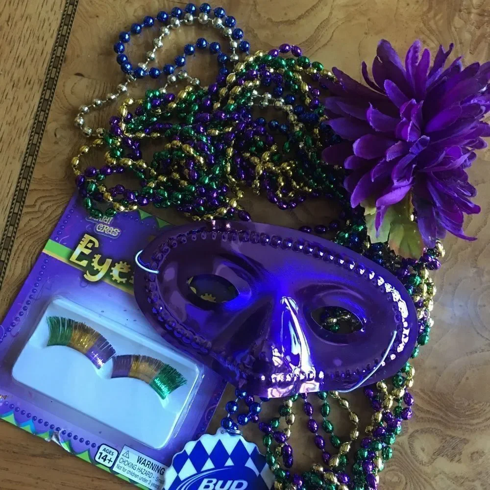 🎃 - 19 Mardi Gras Supplies!! Box 19
